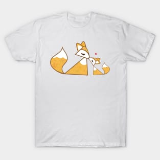 cute foxes - mother and child T-Shirt